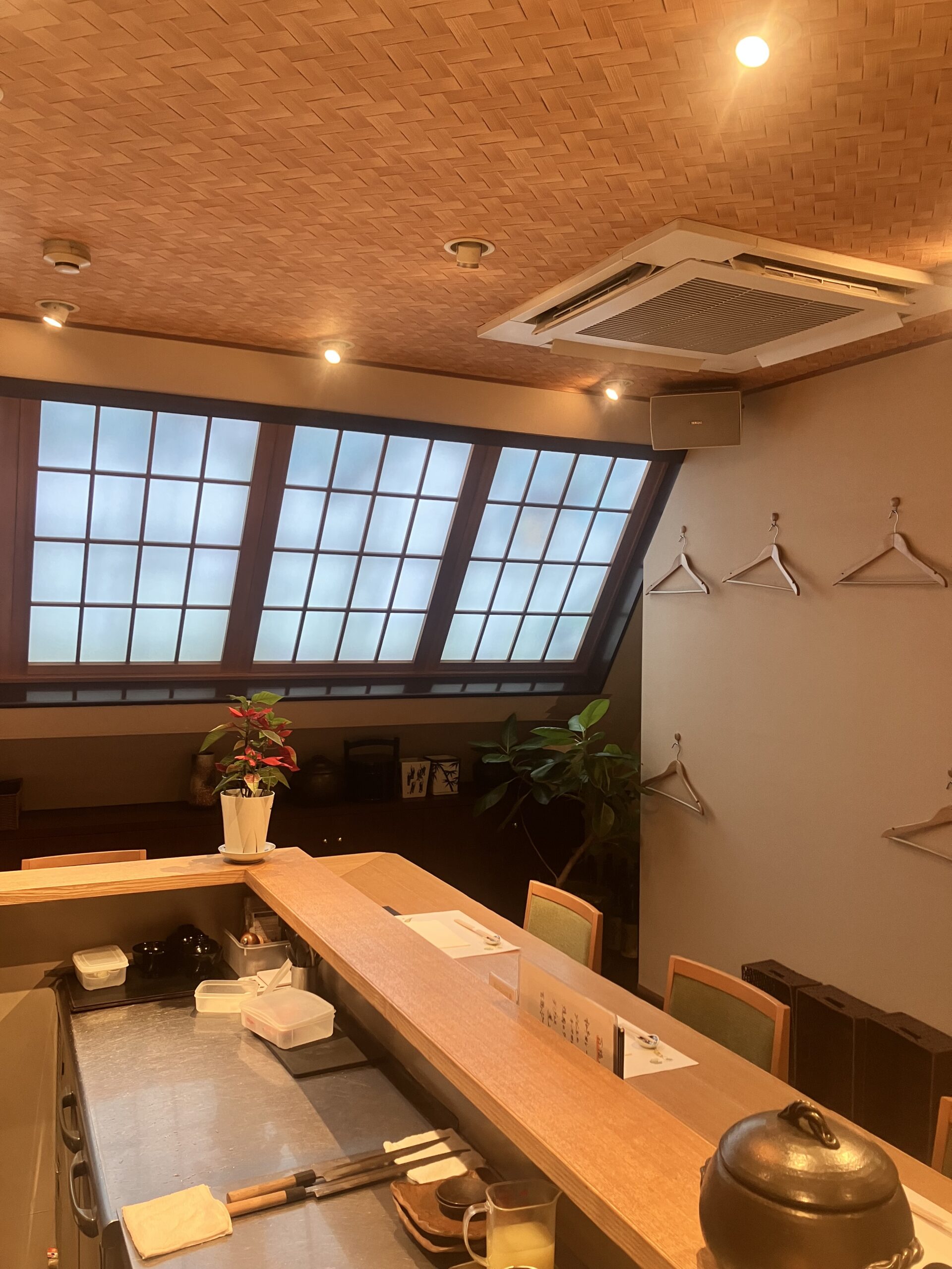 営業前の店内カウンター