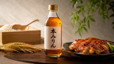 本みりんの瓶と、照りの出た焼き魚。奥に稲穂と木箱