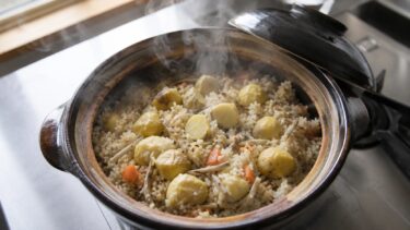 土鍋で炊き上がった栗ご飯。栗のほかにごぼうと人参が入っている