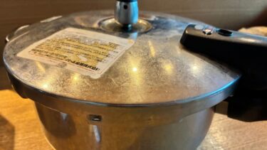 店で使っている圧力鍋。使い込まれて表面に細かい傷が入っている（筆者撮影）