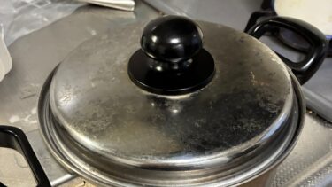 自宅のガスコンロにのせた蓋付きのステンレス鍋。特別な道具ではなく普段使いの鍋（筆者撮影）