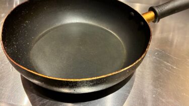 20年使っているテフロン加工のフライパン。縁の塗装が剥げて錆が浮き、外側は焼き付いている（筆者撮影）