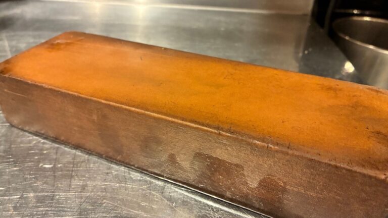 厨房で実際に使っている中砥石。長年の使用で表面が変色している（筆者撮影）