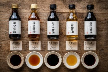 濃口・薄口・たまり・白・再仕込みの醤油5本が並び、手前の小皿にそれぞれの色を注いで比べている