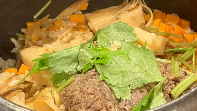 筍と牛肉、三つ葉を合わせた炊き込みご飯（筆者撮影）