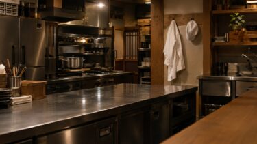 営業後の和食店の厨房。壁のフックに白衣と帽子が掛かっている